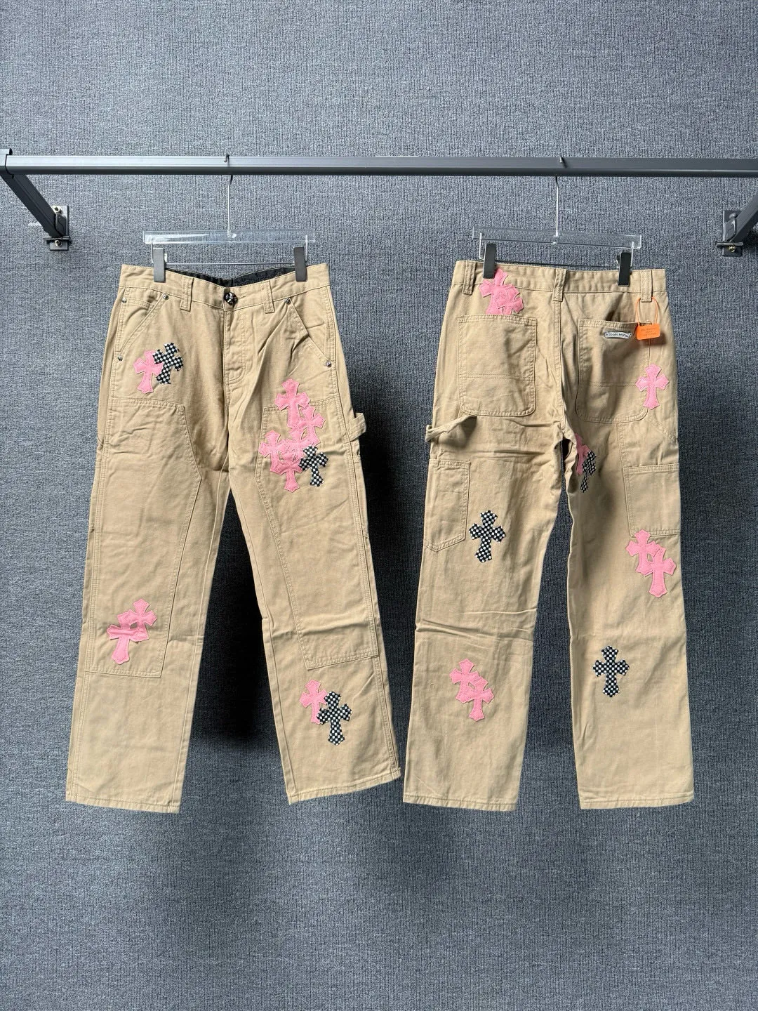 P270 💰 (Top version) Chrome Hearts cherry blossom pink leather logging spliced ​​washed jeans, truly restores the ultimate vintage texture, three-dimensional version, loose and comfortable, not picky about the figure, taller and slimmer, factory precision, original quality control, same style for men and women, can be matched with couples, versatile recommendation, must-have jeans for all seasons, fashionable people have been disappointed. From the quality selection of fabrics, the tailoring of details, and the matching of patterns, they are all impeccable! The upper body is so handsome when worn...it can be easily worn by men, women and children! The craftsmanship is made of heavy-duty washed pure cotton denim fabric. After washing, it is soft and thick and looks very stylish when worn. Color: Khaki Size: 28-30-32-34 (corresponds to S-M-L-XL)